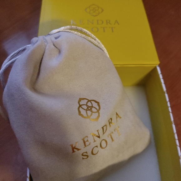 Kendra💙hearrings - Picture 3 of 5